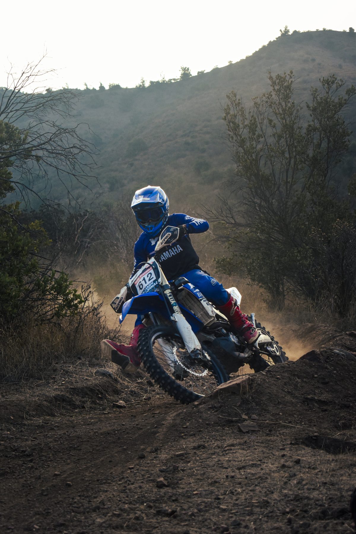 Riders de Las Viñas: moto enduro tomando el peralte