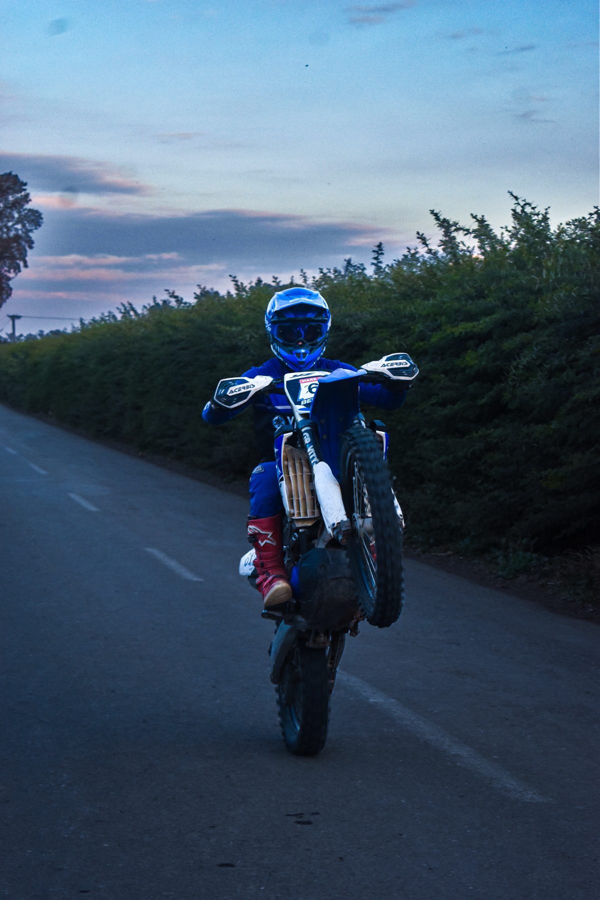 Riders de Las Viñas: moto en una rueda en el camino
