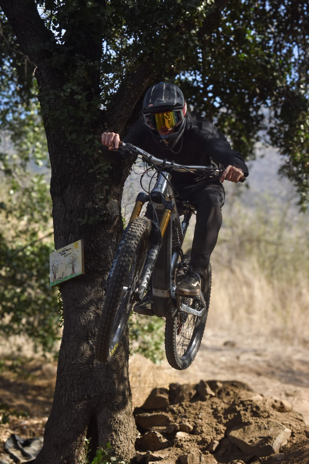 Riders de Las Viñas: rider de MTB saltando junto a un árbol