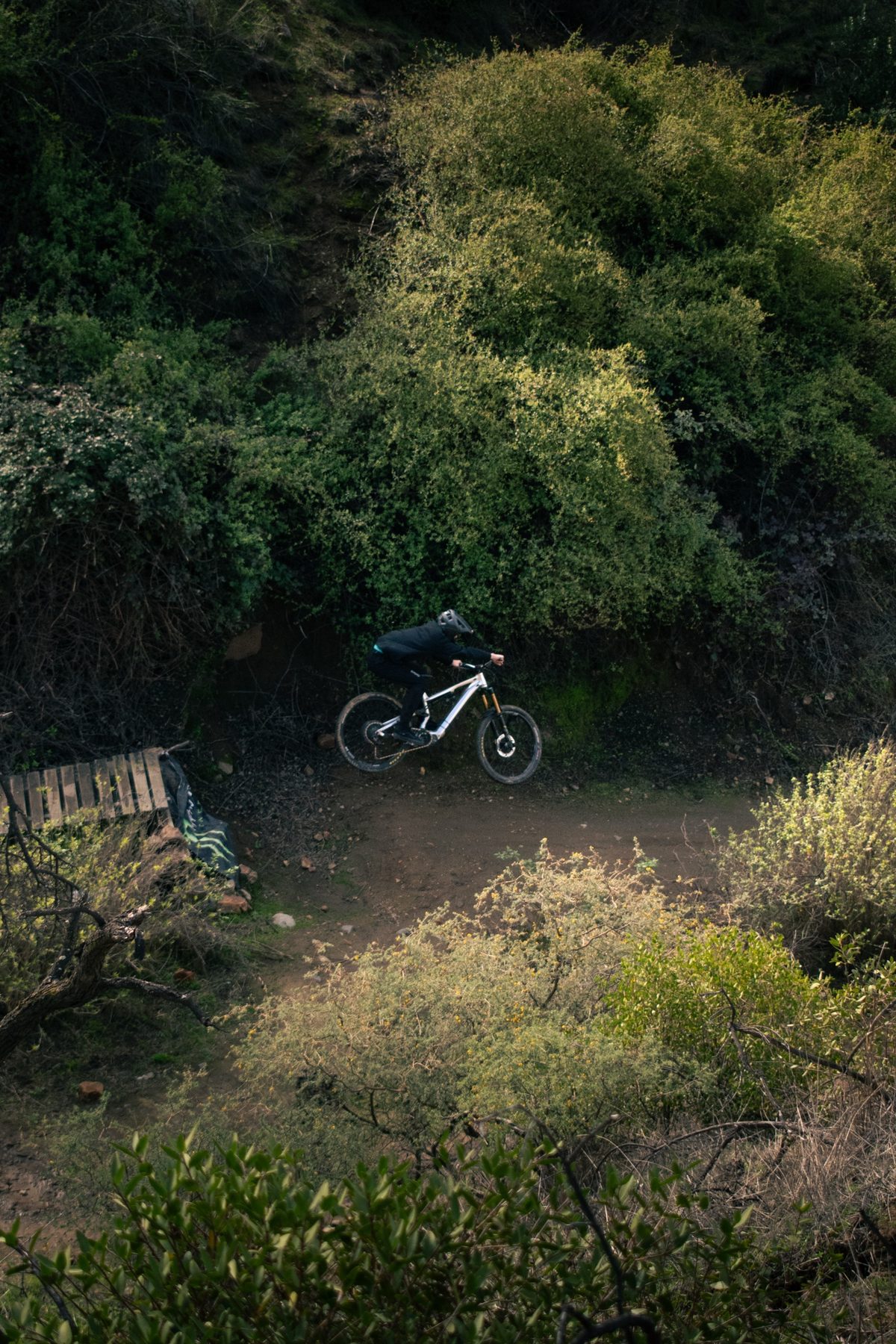Riders de Las Viñas: rider de MTB en una curva entre los arbustos