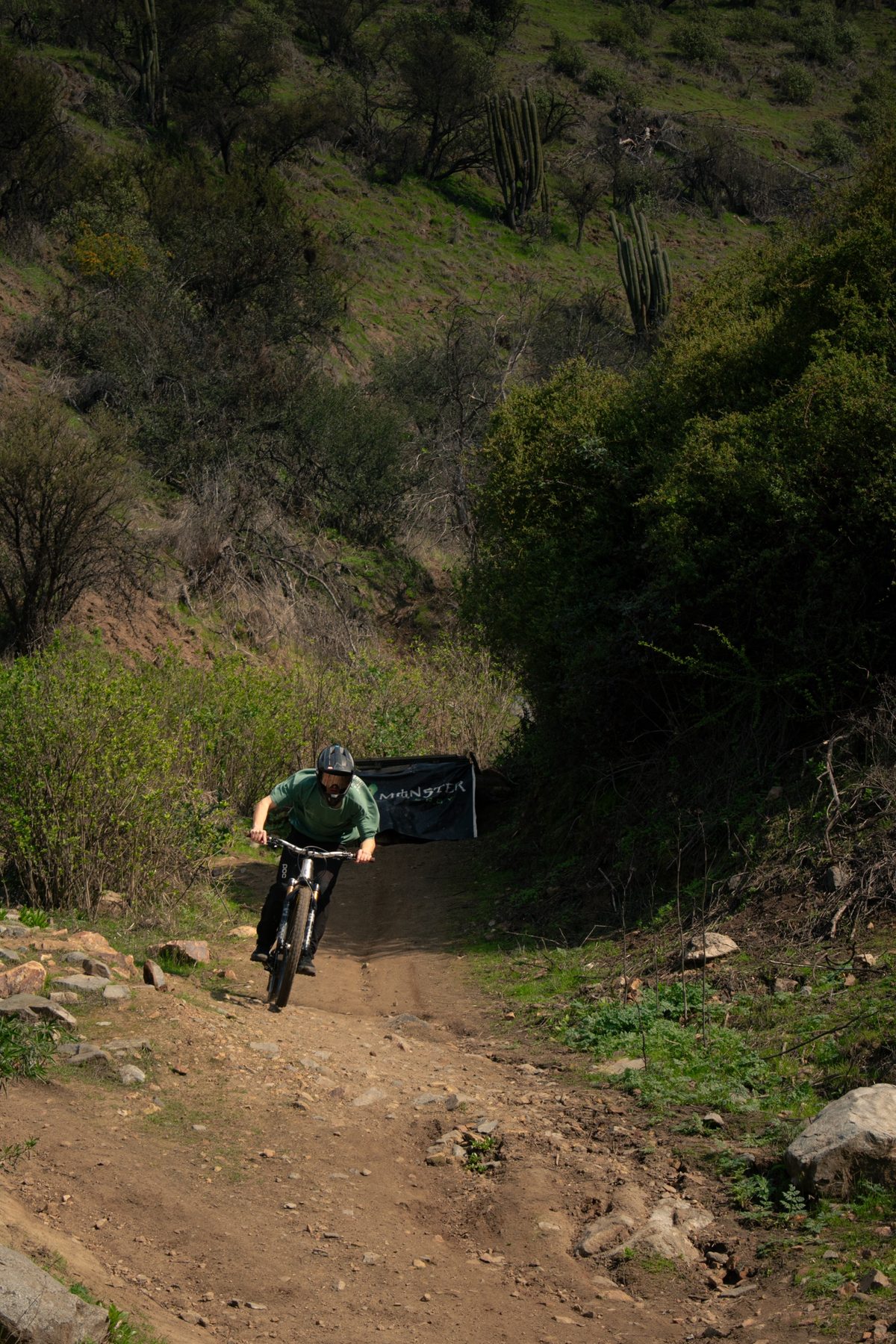 Riders de Las Viñas: rider de MTB llegando abajo del sendero